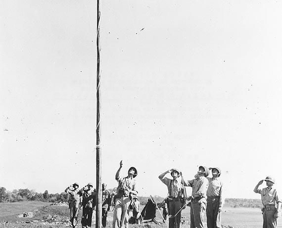 8 agosto 1942: la bandiera Usa sventola sulla pista dell'aeroporto di Guadalcanal (Us Navy)