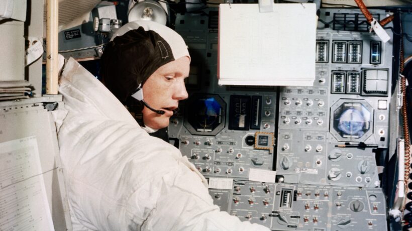 Armstrong alle prese con il cockpit del modulo di comando dell'Apollo 11 (Nasa)