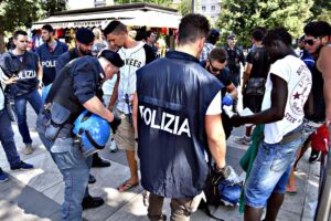 Scippo di orologi, con i migranti ci si fa male