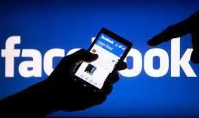 Negli Usa incriminata una ragazza per una chat Facebook con la madre