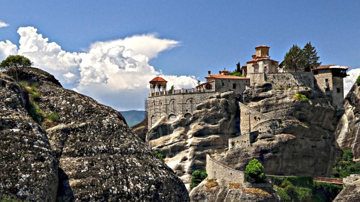 Nell’era dei media di regime i fatti diventano un’opinione. La verità è solo una Meteora