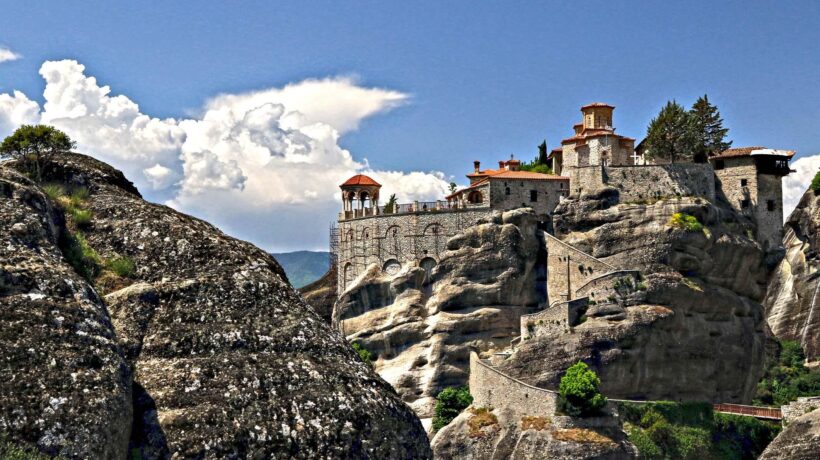 Nell’era dei media di regime i fatti diventano un’opinione. La verità è solo una Meteora