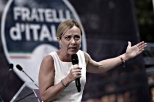 La fissa per la Meloni travia i dem: «Viva le devianze». Cioè droga, alcol e violenza