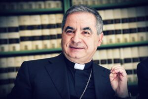 Il mistero del perdono papale per Becciu