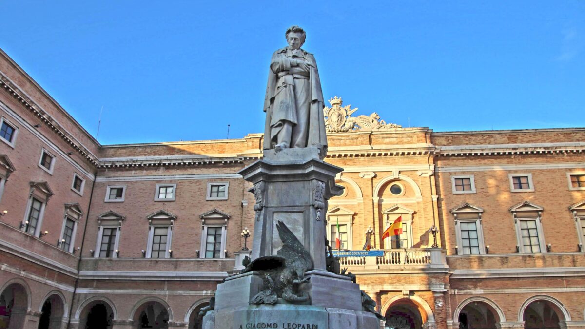 Recanati non ha ancora finito di farsi beffe del povero Leopardi
