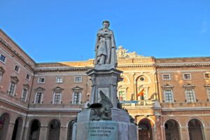Recanati non ha ancora finito di farsi beffe del povero Leopardi