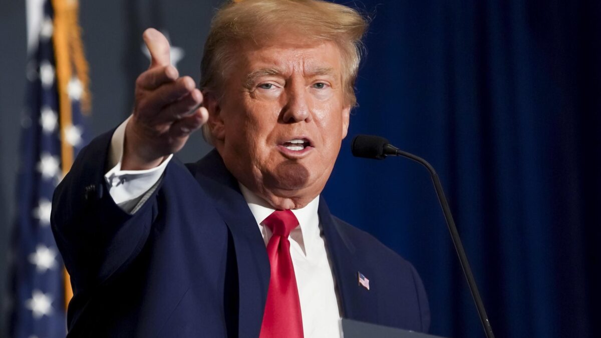 Trump non molla sui documenti e fa causa al governo per il blitz Fbi