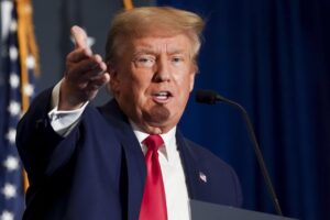 Trump non molla sui documenti e fa causa al governo per il blitz Fbi