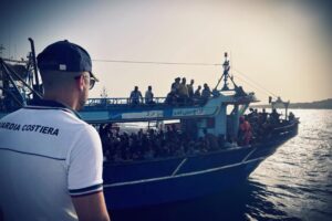 Ieri altri 1.300 clandestini. E ci sono così tanti buchi che tornano anche gli espulsi