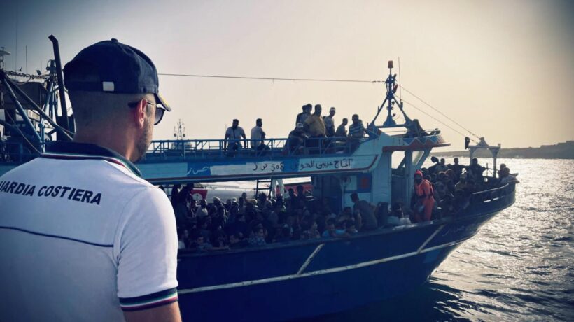 Ieri altri 1.300 clandestini. E ci sono così tanti buchi che tornano anche gli espulsi