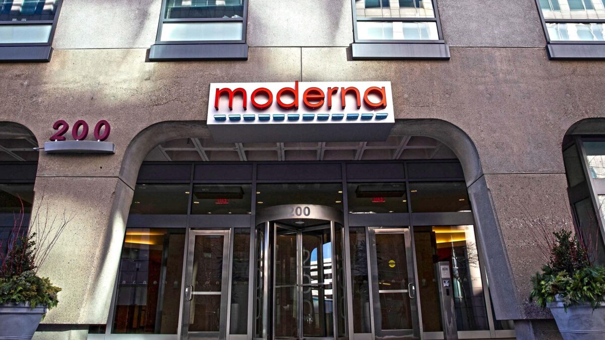 Guerra tra colossi del vaccino: Moderna porta Pfizer in tribunale