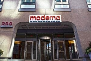 Guerra tra colossi del vaccino: Moderna porta Pfizer in tribunale
