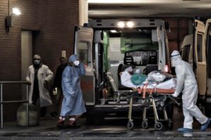 «Abbiamo visto i nostri cari morire soli e senza cure»