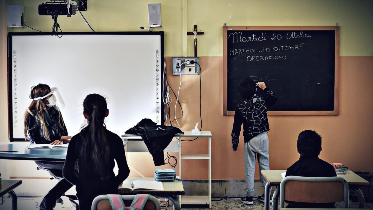 Ffp2, ricreazione alternata, distanze: la scuola trincea dei fanatici delle restrizioni