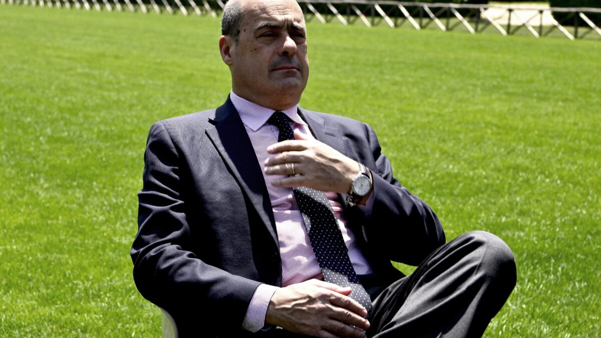 Le mascherine fantasma e la sorella. Zingaretti finisce in un mare di guai