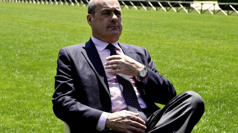Le mascherine fantasma e la sorella. Zingaretti finisce in un mare di guai
