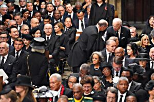 All’addio a Elisabetta spunta lady Zelensky. L’America finisce nelle ultime panche