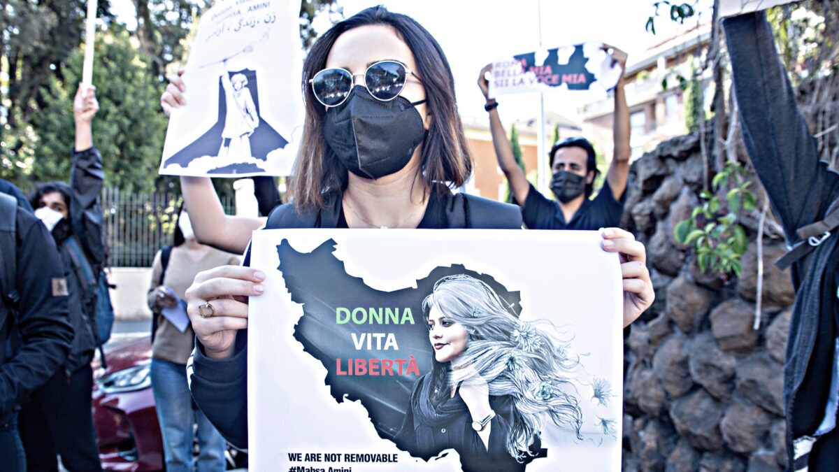 Il velo? Oppressivo in Iran, da promuovere in Europa. La sinistra va in confusione