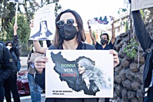 Il velo? Oppressivo in Iran, da promuovere in Europa. La sinistra va in confusione