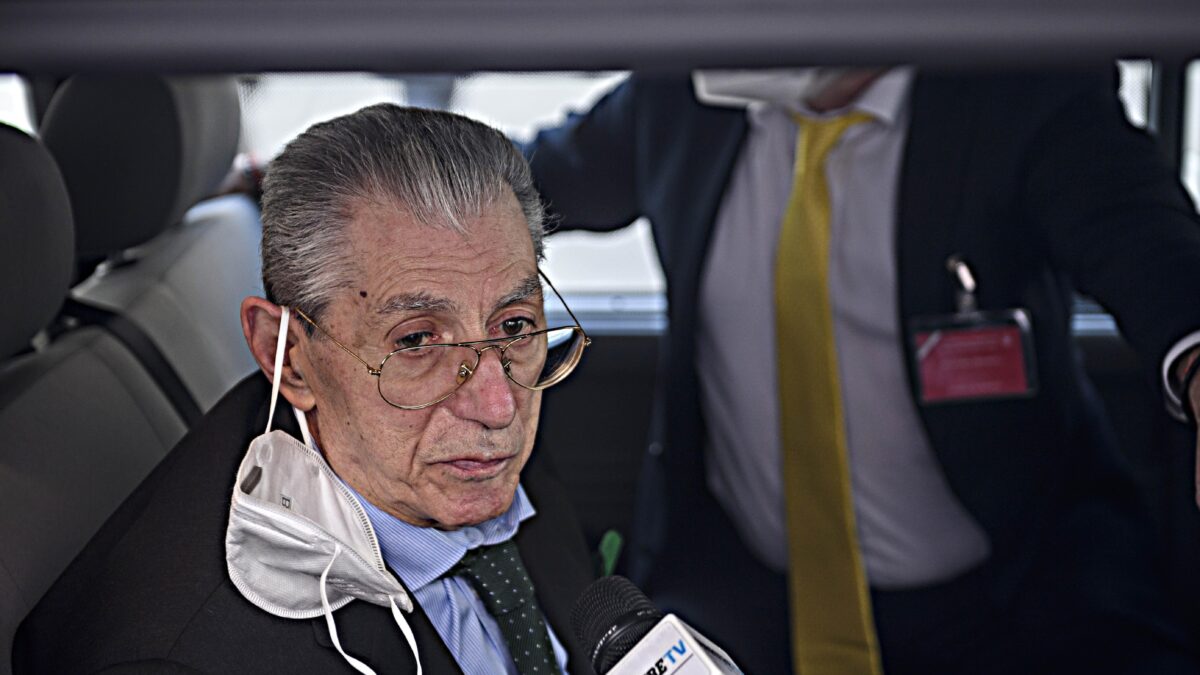 La débâcle leghista colpisce anche Bossi. Si tenta di salvarlo con il seggio a vita