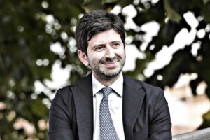 Il cortocircuito dei vaccini. Si prenota quello già vecchio mentre ne arriva uno nuovo