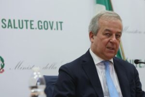 Locatelli come Speranza. Ora dà lezioni ai partiti e spinge la quarta dose