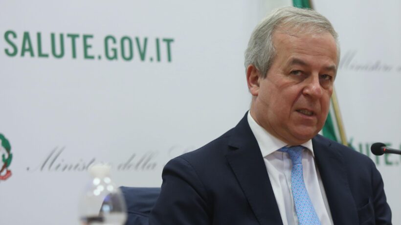 Locatelli come Speranza. Ora dà lezioni ai partiti e spinge la quarta dose