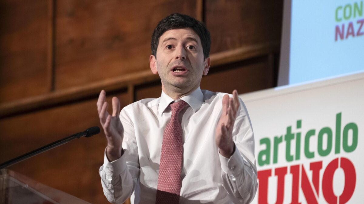 Le purghe di Speranza sui sanitari: italiani sospesi, stranieri assunti