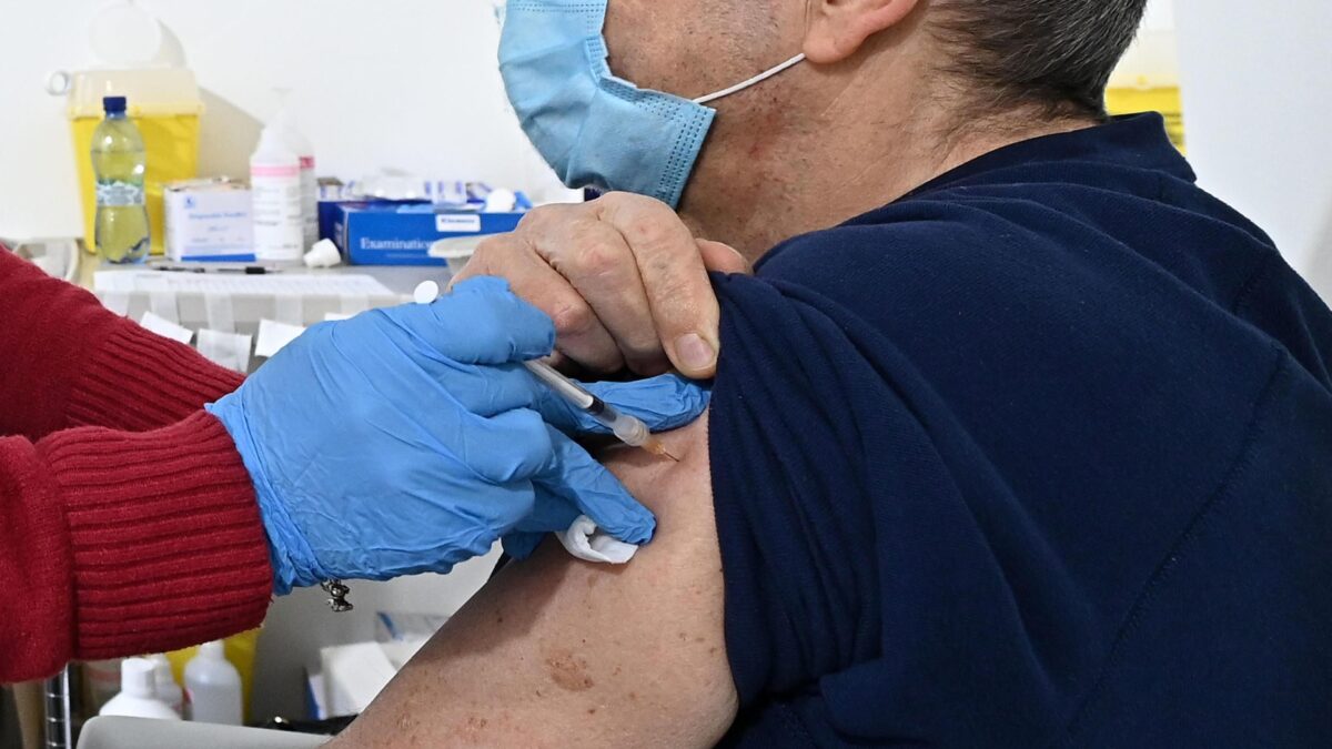 Arrivano i vaccini per Omicron 5. Ma li hanno testati su Omicron 1
