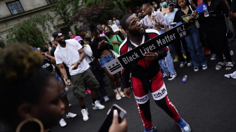 Volano gli stracci dentro Black Lives Matter