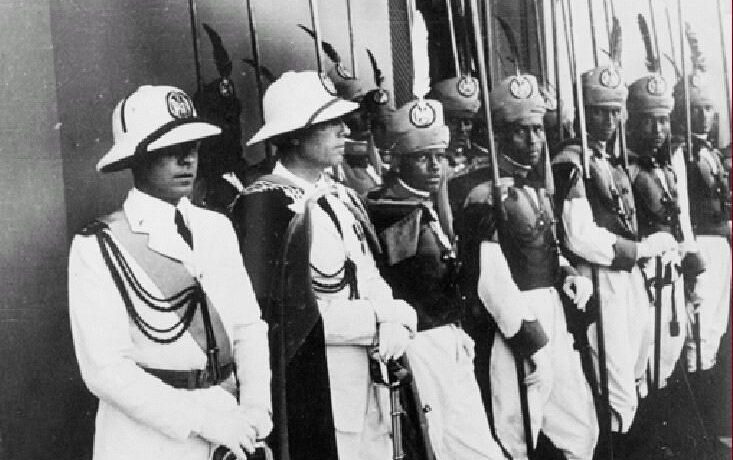 Ufficiali italiani e Ascari della Pai (Wikicommons)