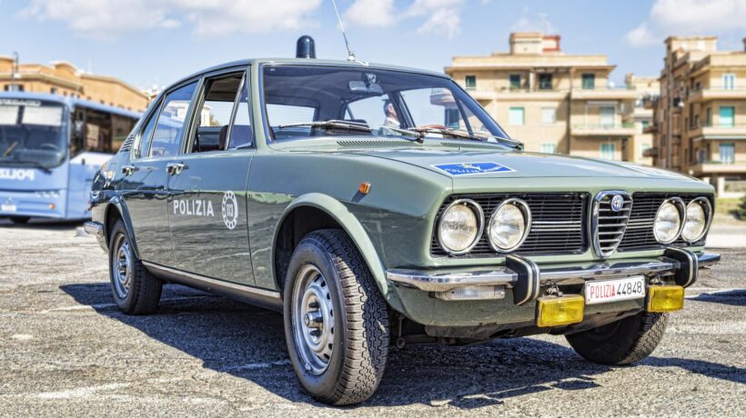 La pantera della Polizia ancora in livrea grigio-verde (IStock)