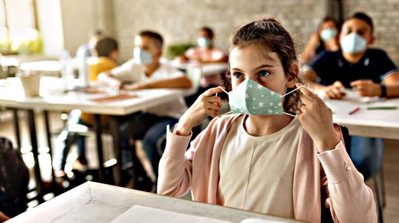 Con i ricoveri in calo tornano l’allarmismo e i bavagli a scuola