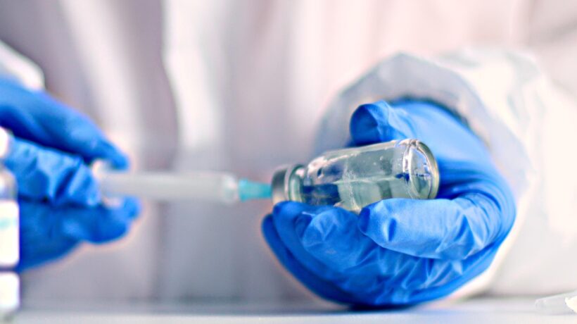 Autorizzazioni, trial e sieri obsoleti: il grande pasticcio dei nuovi vaccini