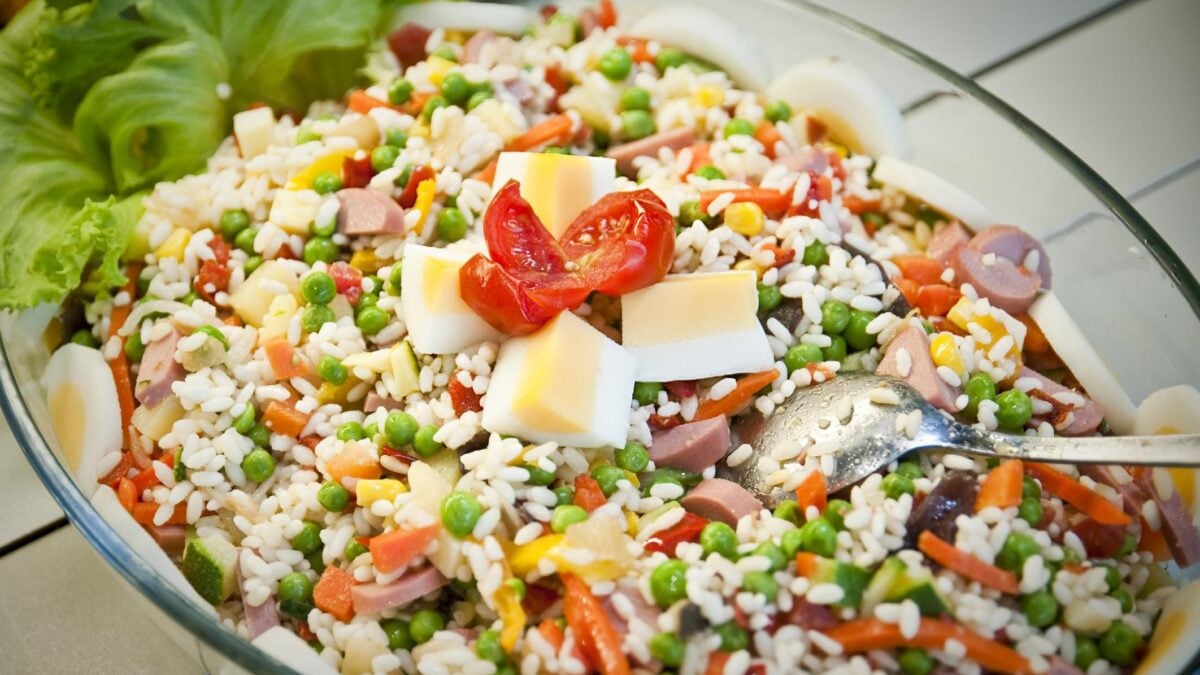 Insalata di riso. Il piatto unico che sazia anche chi fa una dieta