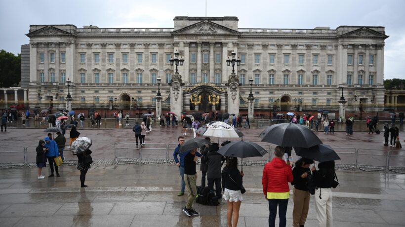 Londra, 8 settembre 2022. Attesa davanti a Buckingham Palace (Ansa)