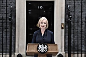 Il Governo e la Ue balbettano. Londra tira fuori 170 miliardi
