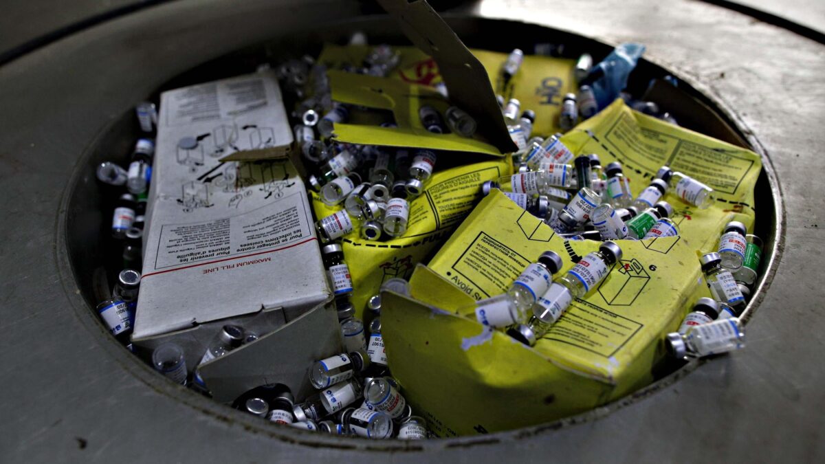 Le dosi in scadenza a quota 28 milioni. Rischiano di finire tutte in discarica
