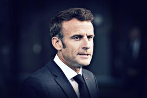 Macron usa l’eutanasia per coprire i fallimenti su economia e sicurezza