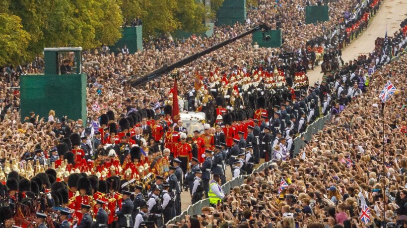 La folla in fila ai funerali della regina smentisce lo stile di vita occidentale