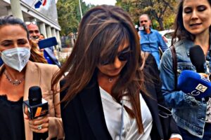La mamma di Grillo jr tartassata in aula sulla battuta spinta