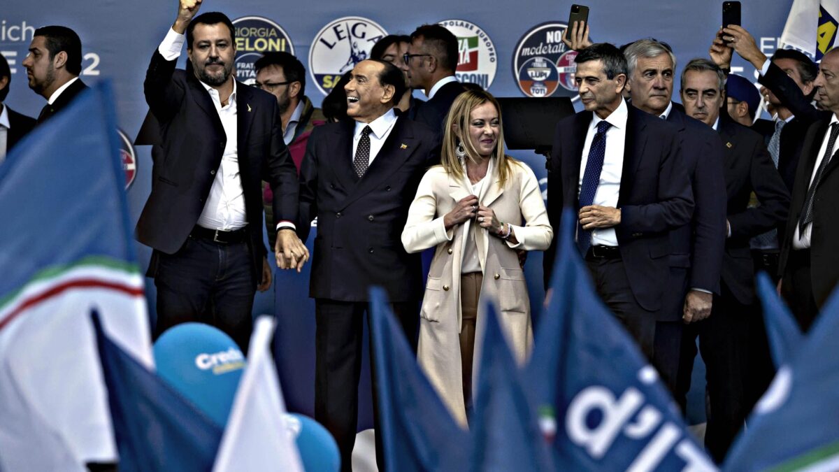 Piazza del Popolo piena. Meloni: «Cambieremo la Carta anche da soli»