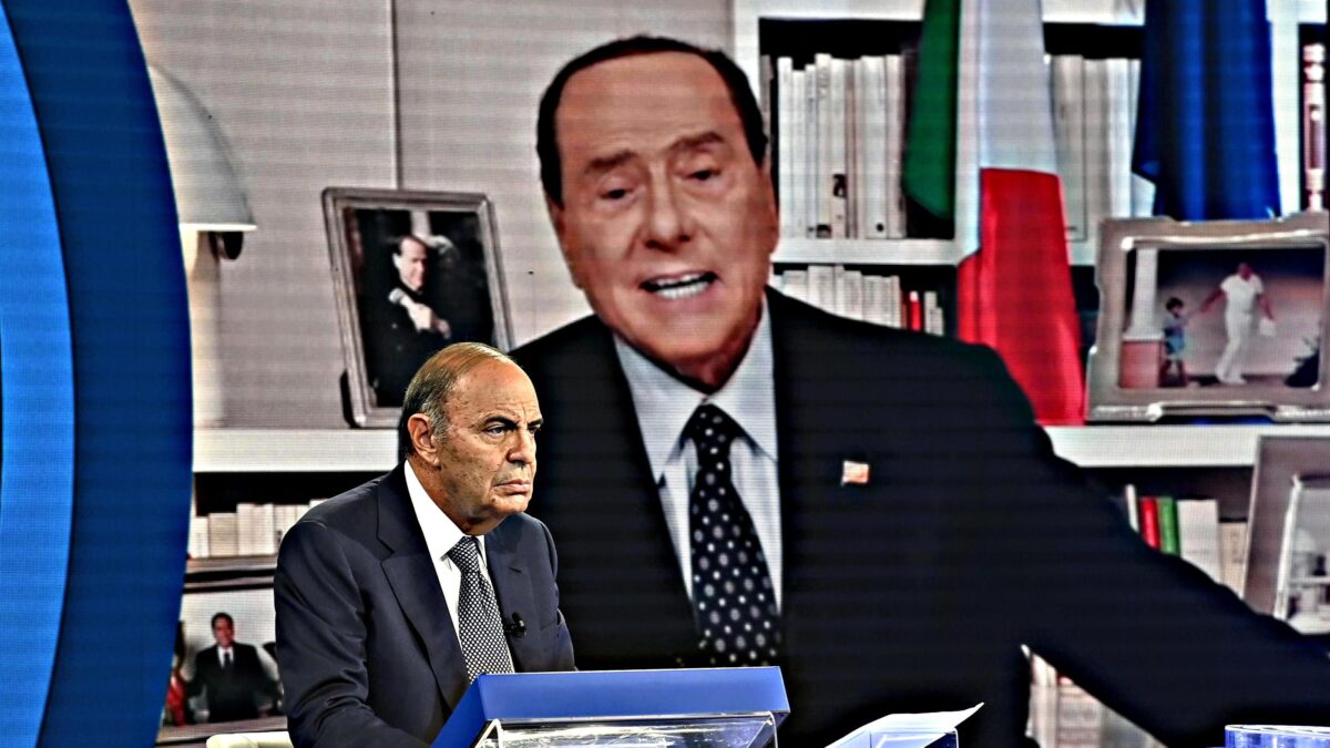 Il Pd si aggrappa a De Luca, al ddl Zan e alle frasi del Cav. Ma la piazza è vuota