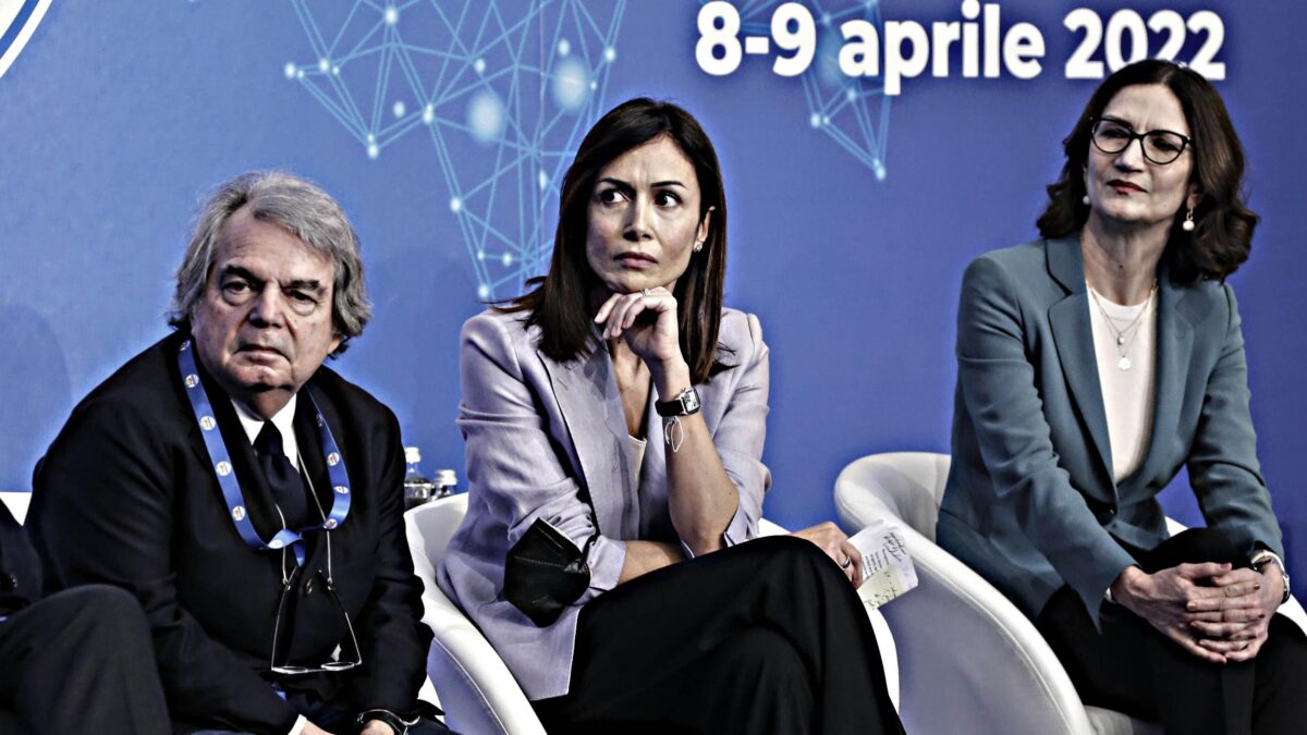 La maledizione di Silvio colpisce ancora chi lo lascia. Lui cerca una poltrona vip