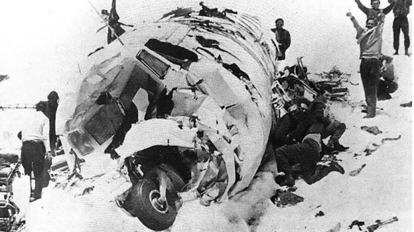 La gioia dei superstiti alla vista del soccorso alpino cileno (Fuerza Aerea de Chile)