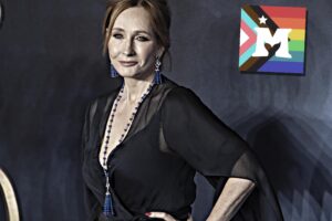 Rowling frusta l’ente per bimbi trans: «Ci lavorava il paladino dei pedofili»