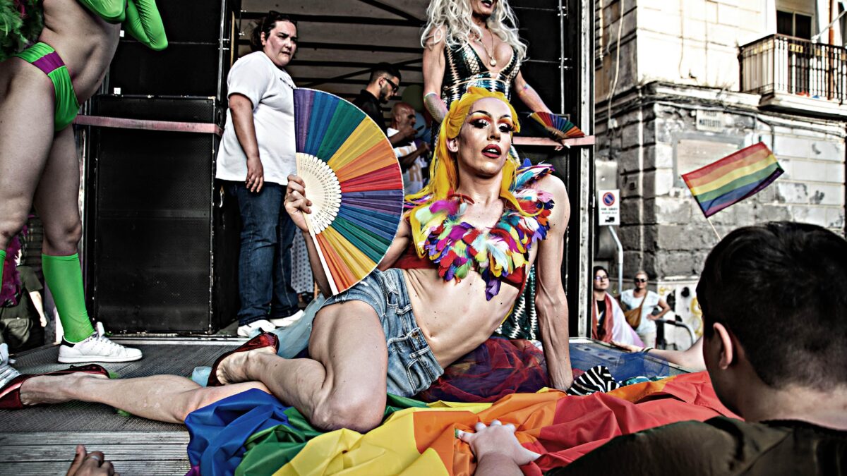 Niente soldi per le bollette. Però per i trans li trovano