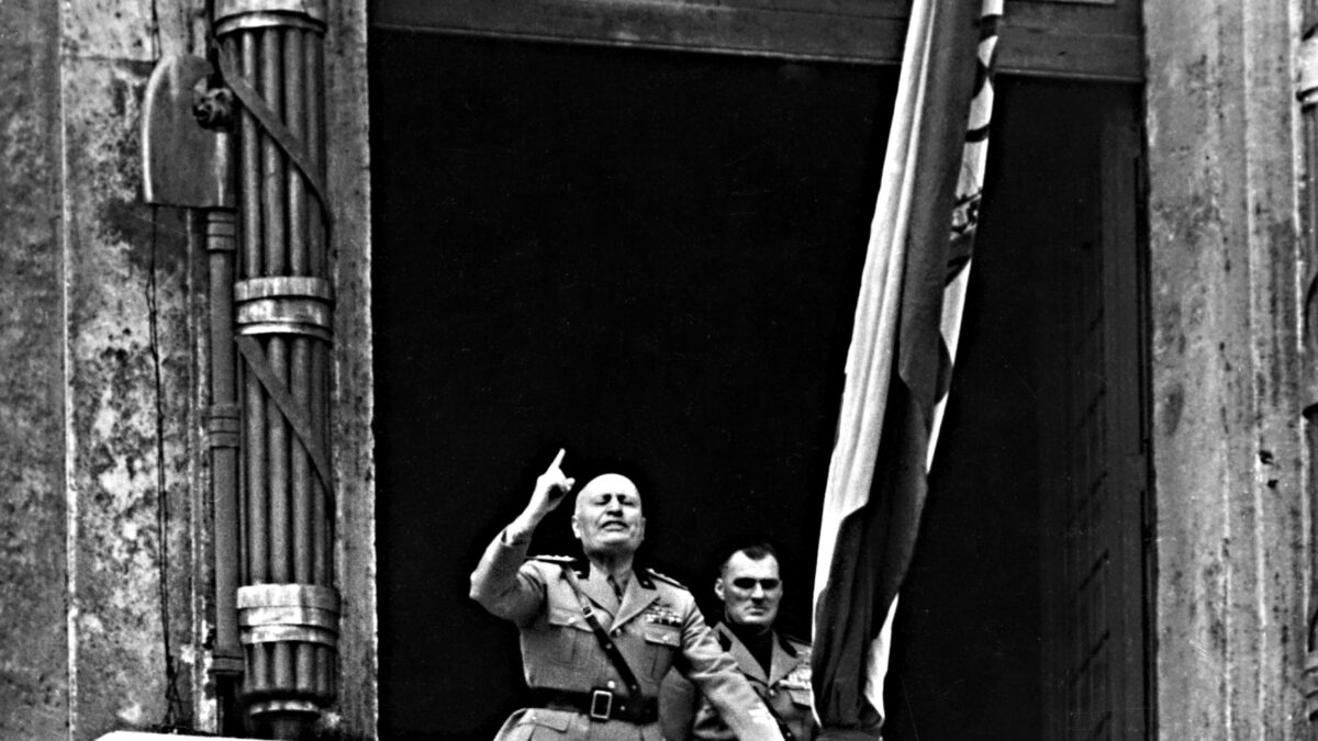 È il momento di storicizzare il Duce come la Francia fece con Napoleone