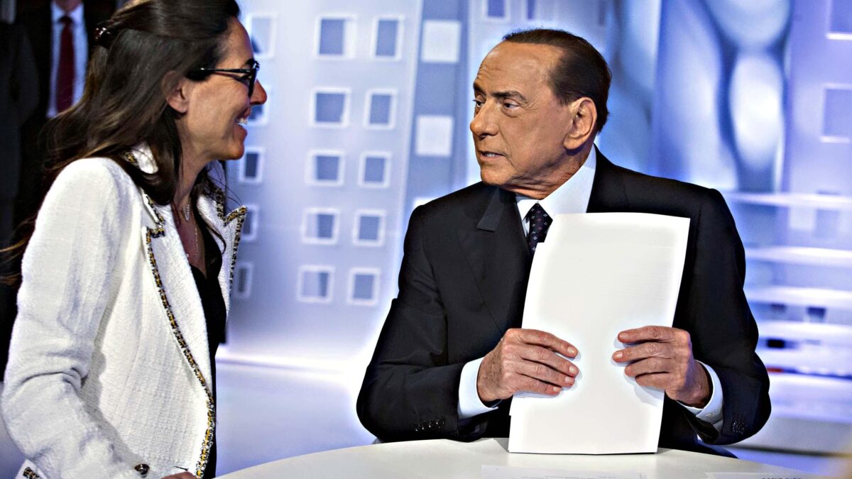 Il Cav dà i senatori alla Ronzulli. Poi scatena il caos parlando di Putin