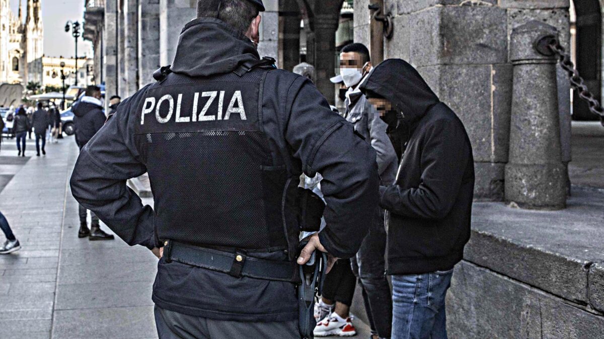 Agente immobilizza un africano armato. Il giudice lo condanna per lesioni personali